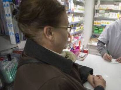 Una pensionista acude a su farmacia. 