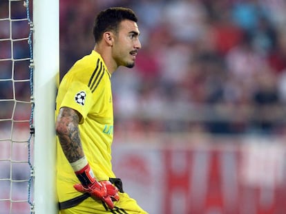 Roberto Jim&eacute;nez, durante un partido de Champions con el Olympiacos. 