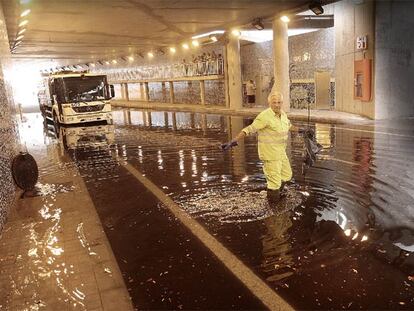 Los operarios trabajaban ayer en Valencia con una bomba de extracción de agua en el túnel de la avenida de Cataluña.