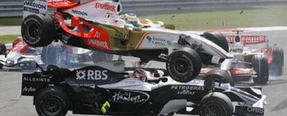 El Force India de Giancarlo Fisichella, en el aire, en el momento en que choca con el Williams de Kazuki Nakajima en la salida de la carrera.
Felipe Massa.
