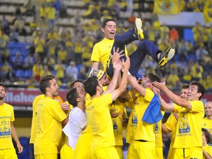 Los jugadores del Villarreal mantean a Marcelino.
