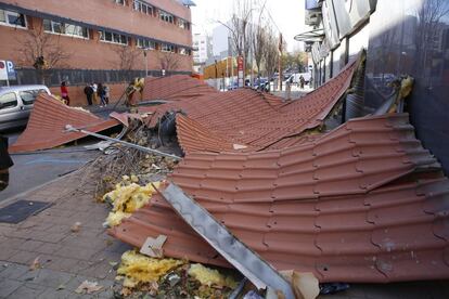 La cubierta de un edificio de Terrassa, abatida por el fuerte viento.