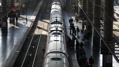 Tren de alta velocidad en la estación de Atocha, en Madrid.