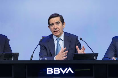 El presidente del BBVA, Carlos Torres, durante una rueda de prensa.