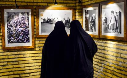Dos mujeres iraníes miran los retratos del líder de la Revolución Islámica, Ayatollah Ruhollah Jomeini, mientras visitan la casa donde vivió durante su exilio de 13 años en Irak, a lo largo de la calle al-Rasul cerca del santuario del Imam Ali en la ciudad santa central de Najaf, mientras se celebra el 40 aniversario de la Revolución Islámica en Irán. 