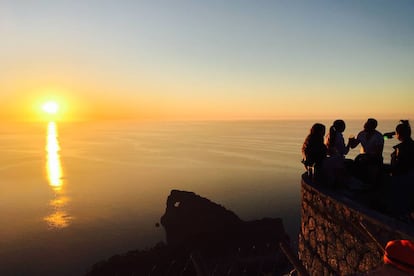 La puesta de sol congrega a viajeros y turistas en el Mirador Sa Foradada, entre la cala de Deià y el caló de S'Estaca, en <a href="https://elviajero.elpais.com/elviajero/2016/09/08/actualidad/1473352979_960228.html" target="_blank">la costa oeste de Mallorca</a>, inmerso en el paisaje espectacular de la Sierra de la Tramuntana y con vistas a un curioso (y conocido) accidente geográfico de la isla: una pequeña península que se adentra en el mar, con la roca agujereada (foradada) que le da nombre en su parte final, y que ha servido de inspiración a viajeros y artistas. Es un clásico asomarse a este balcón para hacerse un selfie o disfrutar de la postal desde la terraza del restaurante Na Foradada <a href="https://naforadada.es/" target="_blank">(naforadada.es)</a>.