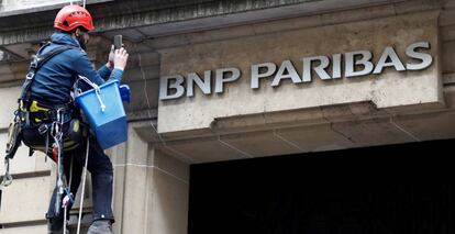 Fachada de una oficina de BNP Paribas en París.