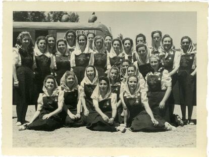 Grupo de mujeres que participaron en el homenaje a Franco, al que llegaron más de 10.000 de toda España.
