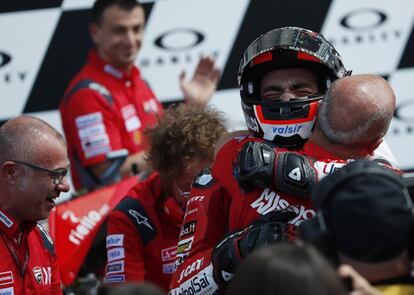 Danilo Petrucci celebra su victoria con sus compañeros de equipo tras pasar la meta.