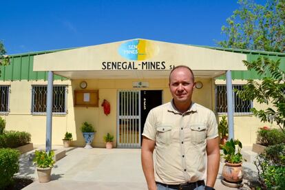 Alfonso González Aparicio, director de explotaciones de Sen Mines, la empresa que financia el proyecto de Amref en Mbodiène.