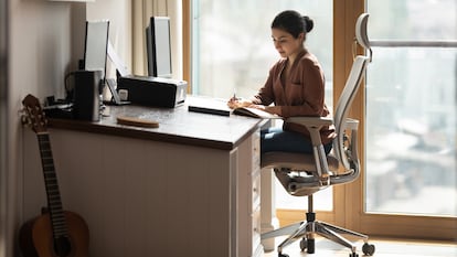 Artículo de EL PAÍS Escaparate sobre una silla ergonómica que está arrasando en Amazon.