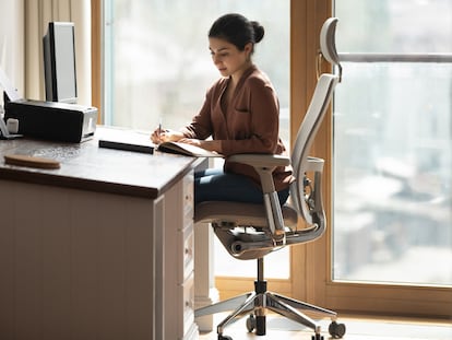 Artículo de EL PAÍS Escaparate sobre una silla ergonómica que está arrasando en Amazon.