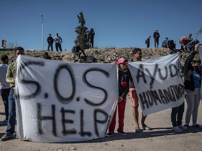 Un grupo de migrantes venezolanos pide ayuda a las autoridades estadounidenses desde la frontera con México, en Ciudad Juárez, el pasado 30 de noviembre.