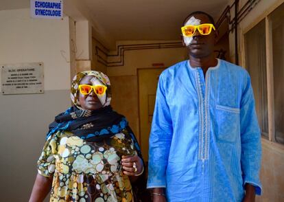 Ibrahima Ndiaye y Seynaboy Gueye, marido y mujer, han sido operados uno de tras del otro; él, del ojo derecho y ella del izquierdo. Se van juntos tras la intervención sin necesidad de ayuda.