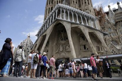 Turistas en la entrada a la Sagrada Familia en Barcelona