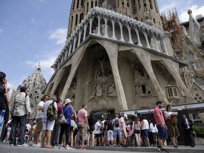 Turistas en la entrada a la Sagrada Familia en Barcelona