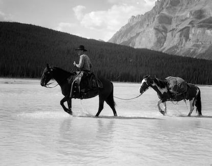 Vaquero a caballo cruzando un ro.