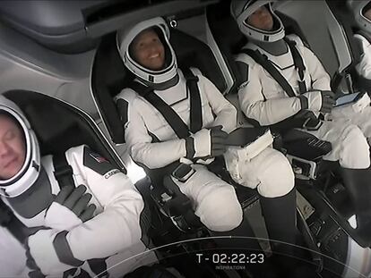 Fotograma del vídeo en vivo de la misión espacial del millonario Jared Isaacman con tres amigos.