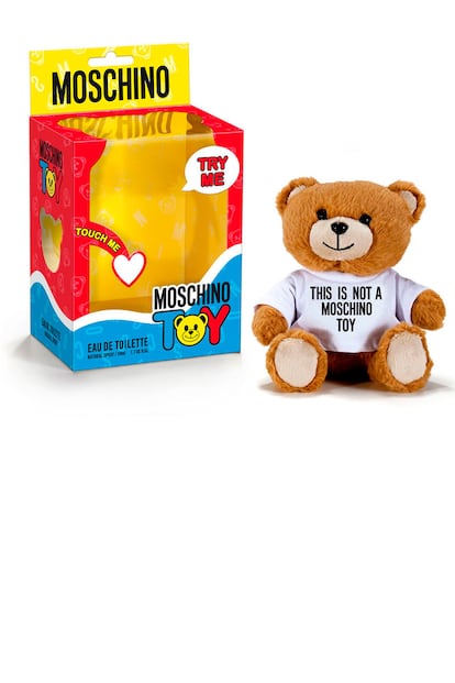 "Esto no es un juguete de Moschino", reza la camiseta de este osito de peluche. Efectivamente, las apariencias engañan. Esta es la original forma en la que Jeremy Scott presenta su primer perfume para la firma: 'Toy' (88 euros aproximadamente).