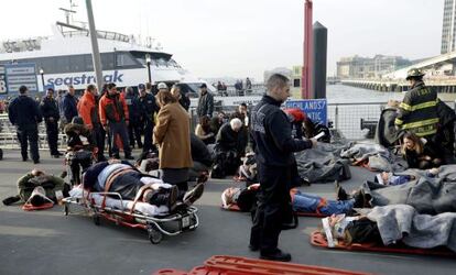 La policía y los servicios de emergencia ayudan a los heridos del transbordador que colisionó contra un muelle de Manhattan.