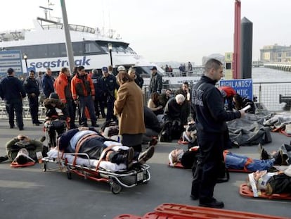 La polic&iacute;a y los servicios de emergencia ayudan a los heridos del transbordador que colision&oacute; contra un muelle de Manhattan.