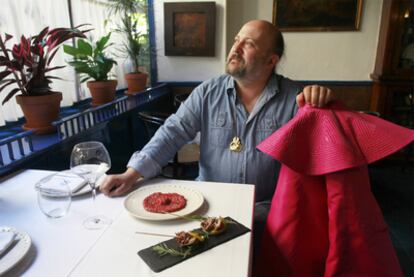 Sacha Hormaechea, en su restaurante delante de un tartar de carne de lidia y dos brochetas de lomo de res.