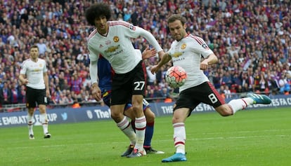 Mata convierte el gol del empate del United en la final de la FA Cup.