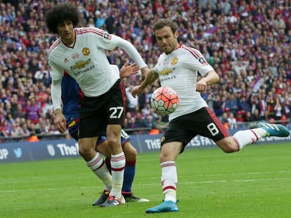 Mata convierte el gol del empate del United en la final de la FA Cup.