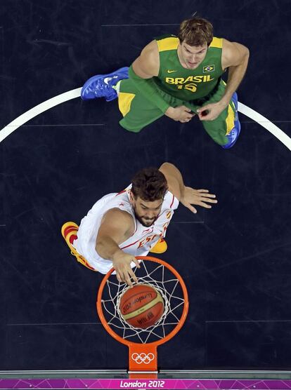 Marc Gasol encesta ante el brasileño Tiago Splitter.