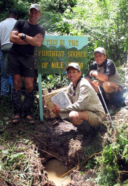De izquierd a derecha, Garth MacIntyre, Neil McGrigor y Cam McLeay junto a un cartel que señala lo que, aseguran, es "la fuente más lejana del río Nilo".