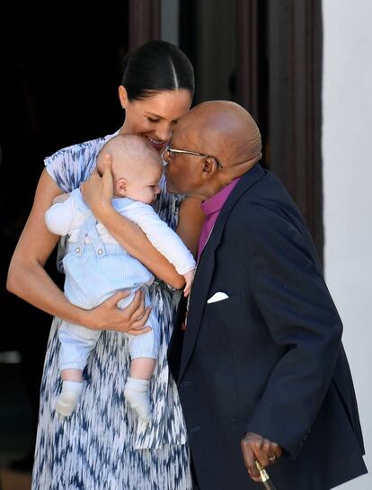 Arcebispo Desmond Tutu beija Archie, que estava no colo da mãe, Meghan