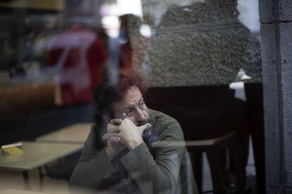 Un hombre mira a travs de la ventana de una cafetera sin apenas clientes en el centro de Madrid, este viernes.