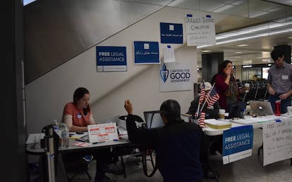 Varios abogados, el pasado s&aacute;bado, en la mesa que han instalado en el aeropuerto de Dulles. Fotograf&iacute;a facilitada por la abogada Ofelia Calder&oacute;n, la mujer que aparece de pie