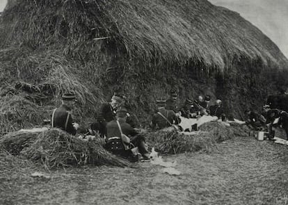 Oficiales franceses comen junto a un pajar durante una tregua, en una imagen publicada en &#039;La guerra ilustrada&#039;. 