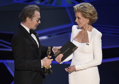 Jane Fonda entrega la estatuilla a mejor actor a Gary Oldman.