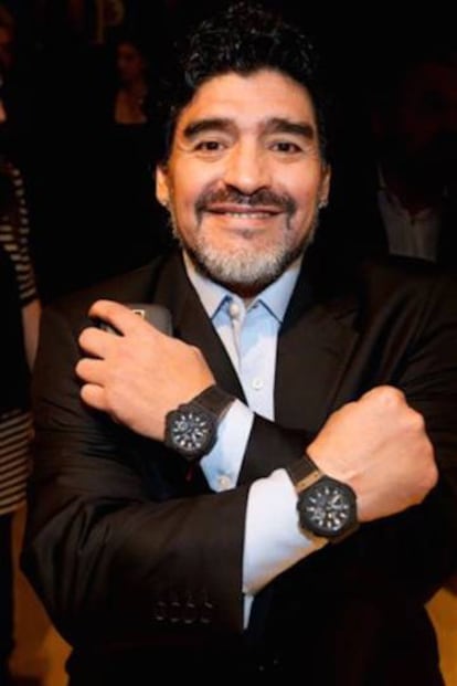 Maradona en la presentación de la edición limitada del reloj King Power Diego Maradona. Hublot lanzó dos versiones: una de cerámica y otra de oro. En la imagen, el argentino muestra los dos modelos.