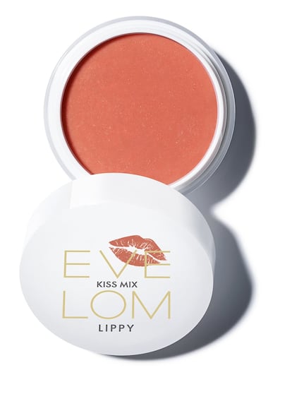 Eve Lom es cosmética de nicho. Su reconocido bálsamo labial ahora lleva un ligero toque de color coral. La hidratación la aportan los aminoácidos y el ácido palmítico, y el frescor, el mentol. Precio: 22 euros