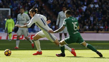 El jugador galés del Real Madrid, Gareth Bale (i), se lleva el balón ante Diego Rico, del Leganés.