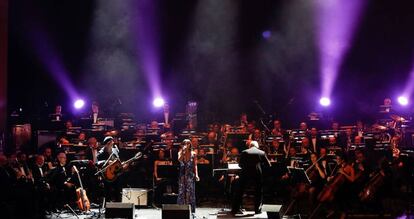 Un concierto de Amaral con la banda sinfónica municipal de Madrid.