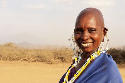 Las chicas masai, cuando aún no han sido circuncidadas (intioyie), pueden tener relaciones con varios guerreros. Pero después de la circuncisión deben casarse y ser fieles a sus maridos. Cuanto más atuendos y joyas lleva una mujer, más hijos guerreros tiene.