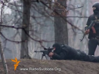 Un polic&iacute;a y un francotirador apuntan a los manifestantes en el centro de Kiev el pasado 20 de febrero. 