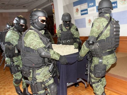 Militares transportan paquetes de billetes decomisados al cartel de Sinaloa.