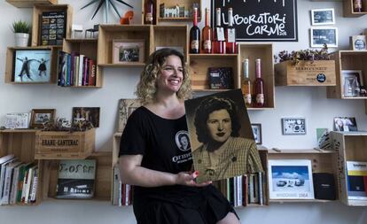 Noema Ortí, socia fundadora de Spirit & Cocktail, con la fotografía de su abuela, en que se ha inspirado la marca de su bodega.