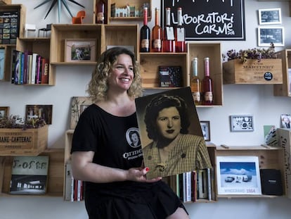 Noema Ortí, socia fundadora de Spirit & Cocktail, con la fotografía de su abuela, en que se ha inspirado la marca de su bodega.