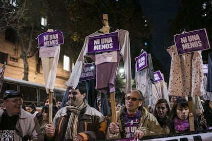 El grito “Ni una menos” resonó este viernes en las principales plazas de Argentina. Por segundo año consecutivo, una multitud volvió a salir a las calles para exigir el fin de la violencia machista. Con mensajes dibujados en pancartas, camisetas, chapas, banderas y también en el asfalto, personas de todas las edades expresaron su repudio a los feminicidios, la cara más extrema de la violencia de género. En los últimos 12 meses, 275 mujeres han sido asesinadas en Argentina por ser mujeres, una cada 30 horas en promedio.