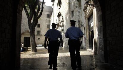 Una pareja de Mossos patrullando por Barcelona.