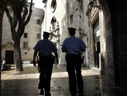 Una pareja de Mossos patrullando por Barcelona.