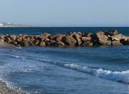 Espigón ilegal construido por la Entidad Local Autónoma de Balanegra (Almería) en la playa.