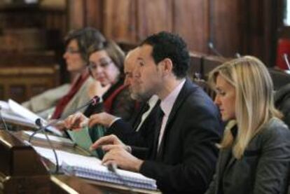 El consejero de Presidencia, Guillermo Martínez (2d), durante su comparecencia ante la Comisión de Hacienda de la Junta General de las consejerías del Ejecutivo asturiano para explicar el proyecto de Presupuestos de 2013, pactado por el Gobierno socialista con IU y UPyD.