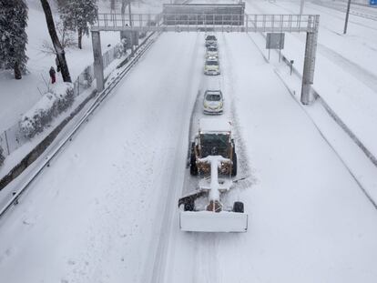 Un maquina quitanieves despeja un carril de la M-30 de Madrid este sábado.